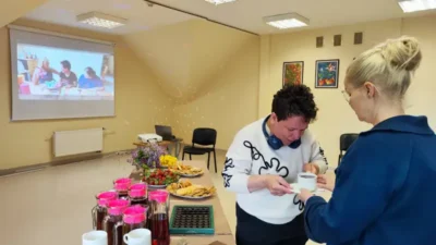 socialiniu dirbtuvių dalyvė Vida vaišina svečius kava