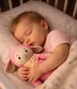 miega kudikis su zaislu aviuku