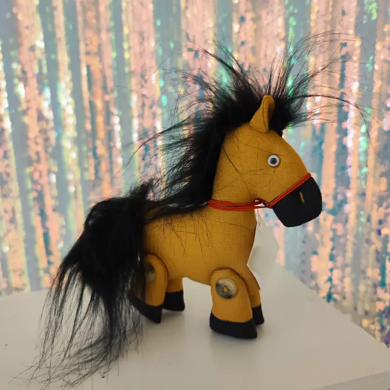 zirgas rudas arklys zirgas zaislas simbolis 2026