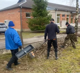 Vyrų komanda tvarko aplinką