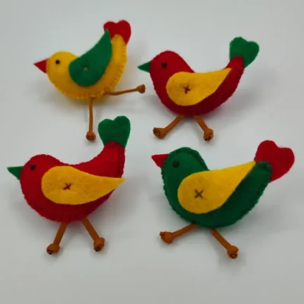 Rankų darbo trispalvė sagė Paukštis