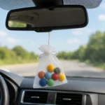 automobilyje kvepinti veltos vilnos kamuoliukai pakabinti su maiseliu